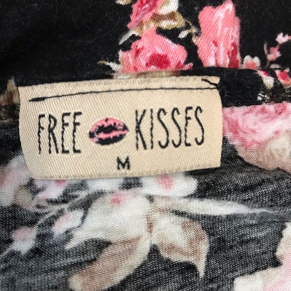 Free Kisses Women’s Size Medium t-Shirt Floral Top - Picture 5 of 5